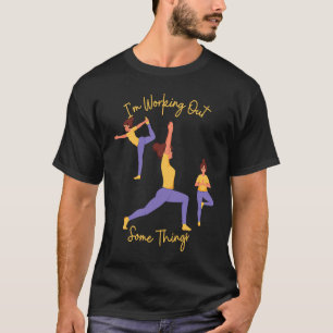 Ik werk aan een aantal dingen Yoga houding Oefenin T-shirt