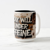 "Ik werk goed onder cafeïne - koffie Mok" Tweekleurige Koffiemok (Voorkant rechts)