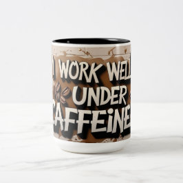 "Ik werk goed onder cafeïne - koffie Mok" Tweekleurige Koffiemok