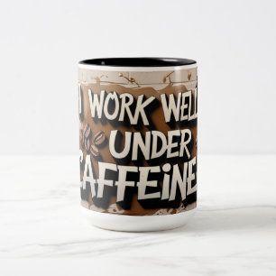 "Ik werk goed onder cafeïne - koffie Mok" Tweekleurige Koffiemok