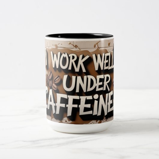 "Ik werk goed onder cafeïne - koffie Mok" Tweekleurige Koffiemok (Center)