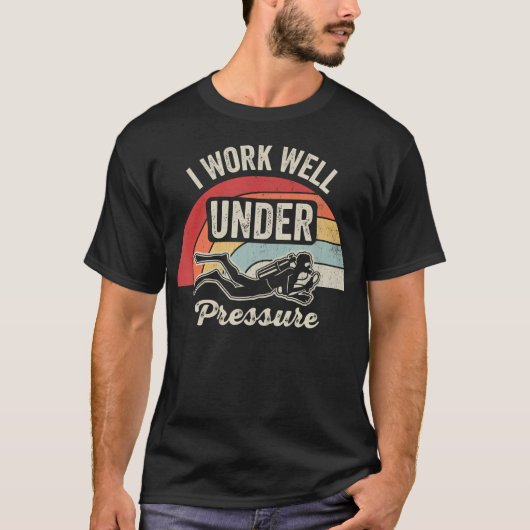 Ik Werk Goed Onder Druk Retro Duiker T-shirt (Voorkant)