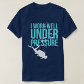 Ik werk goed onder druk Scuba-duikcadeau T-shirt (Design voorkant)
