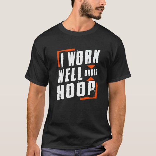 Ik werk goed onder Hoop Trots Basketbalspeler T-shirt (Voorkant)
