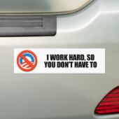 Ik werk hard, dus je hoeft niet bumpersticker (Op auto)