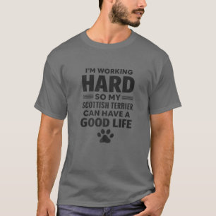 Ik werk hard, dus mijn Schotse Terrier Hondenras T-shirt