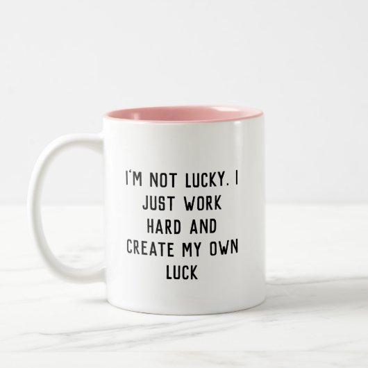 Ik werk hard en creëer mijn eigen inspirerende woo tweekleurige koffiemok (Links)