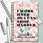 Ik werk hard met bloemen planner<br><div class="desc">Jouw naam en het gezegde "Ik werk hard zodat ik harder kan shoppen" staan op een leuke abstracte roze bloemenprint op deze jaarplanner. Ideaal voor jezelf of een geweldig cadeau voor elke gelegenheid.</div>