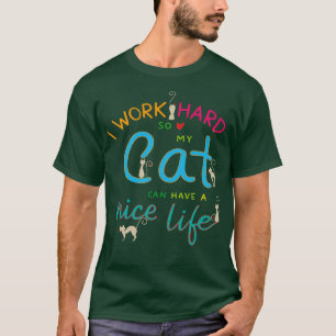 Ik werk hard om mijn kat een fijn leven te geven t-shirt