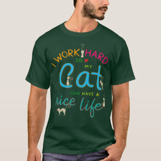 Ik werk hard om mijn kat een fijn leven te geven t-shirt