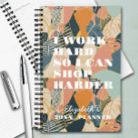 Ik werk hard planner<br><div class="desc">Jouw naam en het gezegde "Ik werk hard zodat ik harder kan shoppen" staan op een abstracte tropische print op deze jaarplanner. Ideaal voor jezelf of een geweldig cadeau voor elke gelegenheid.</div>