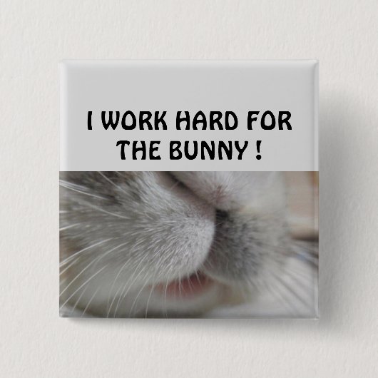 Ik werk hard voor de bunny vierkante button 5,1 cm (Voorkant)