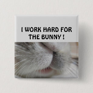 Ik werk hard voor de bunny vierkante button 5,1 cm