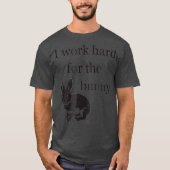 Ik werk hard voor de    BunnyFunny Rabbit T-shirt (Voorkant)