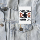 Ik werk hard zodat mijn hond beter leeft - Schatti Button (Insitu)