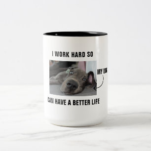 Ik werk hard zodat mijn hond een beter leven kan h tweekleurige koffiemok