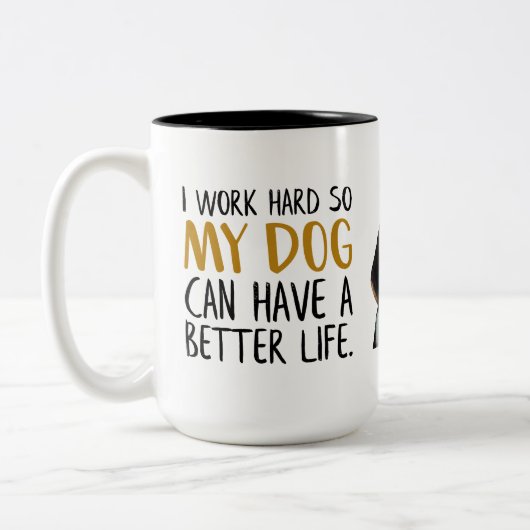 Ik werk hard, zodat mijn hond een beter levenscita tweekleurige koffiemok (Links)