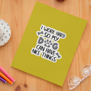 Ik werk hard zodat mijn hond leuke dingen kan hebb sticker