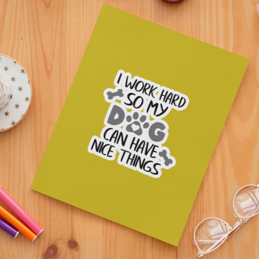 Ik werk hard zodat mijn hond leuke dingen kan hebb sticker