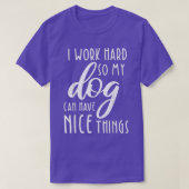 Ik werk hard, zodat mijn hond mooie dingen kan heb t-shirt (Design voorkant)