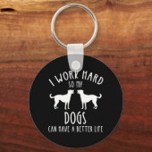 Ik werk hard zodat mijn honden een beter leven kun sleutelhanger (Achterkant)