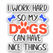 Ik werk hard zodat mijn honden leuke dingen kunnen sticker (Voorkant)