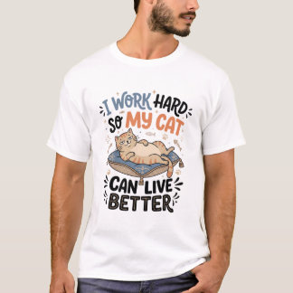 Ik werk hard zodat mijn kat beter kan leven - T-sh T-shirt