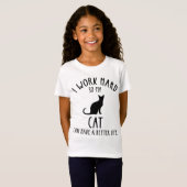 Ik werk hard zodat mijn kat een beter leven kan he t-shirt (Voorkant volledig)