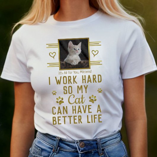 Ik werk hard zodat mijn kat een beter leven op maa t-shirt