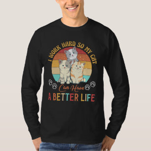 Ik werk hard zodat mijn kat een betere levensstand t-shirt
