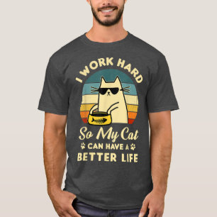Ik werk hard zodat mijn kat een betere levensstand t-shirt