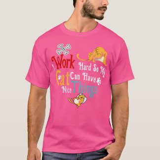 Ik werk hard zodat mijn kat leuke dingen grappig k t-shirt