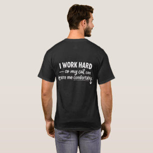 Ik werk hard zodat mijn kat me comfortabel kan neg t-shirt