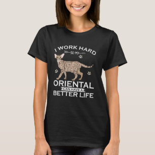 Ik Werk Hard Zodat Mijn Oosterse Kat Een Beter L T-shirt