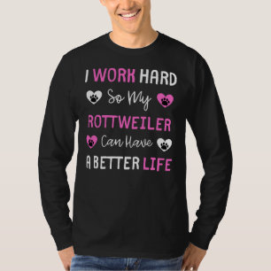Ik werk hard zodat mijn rottweiler een betere Lif  T-shirt