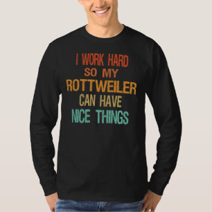 Ik werk hard zodat mijn rottweiler leuke dingen ka t-shirt