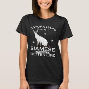 Ik Werk Hardt Zodat Mijn Siamese Kat Een Beter Le T-shirt