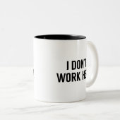 Ik werk hier niet tweekleurige koffiemok (Voorkant rechts)