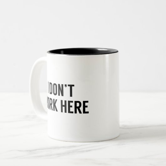 Ik werk hier niet tweekleurige koffiemok (Voorkant links)