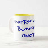 Ik werk met een stel idioten tweekleurige koffiemok (Voorkant links)