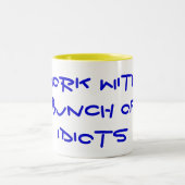 Ik werk met een stel idioten tweekleurige koffiemok (Center)