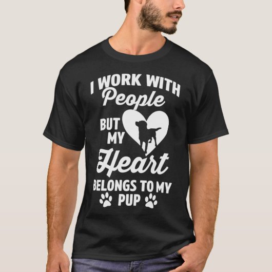 Ik werk met mensen, maar mijn hart is van mijn pup t-shirt (Voorkant)