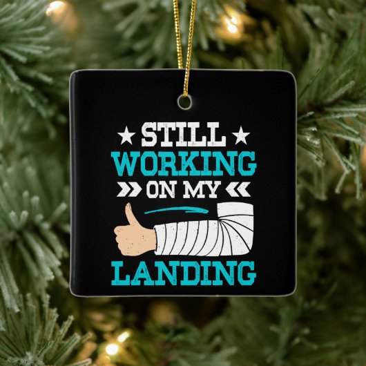 Ik werk nog steeds aan mijn landing, overlevende v keramisch ornament (Boom)