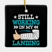 Ik werk nog steeds aan mijn landing, overlevende v keramisch ornament (Voorkant)