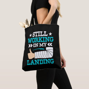 Ik werk nog steeds aan mijn landing, overlevende v tote bag