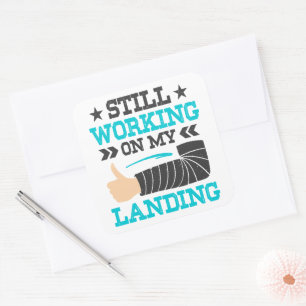 Ik werk nog steeds aan mijn landing, overlevende v vierkante sticker
