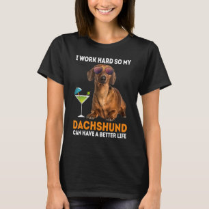 Ik werk zo hard dat mijn Dachshund een beter leven T-shirt