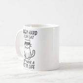Ik werk zo hard dat mijn kat een beter leven kan h koffiemok (Voorkant links)