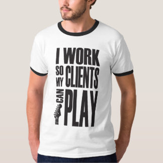Ik werk zodat klanten kunnen spelen t-shirt