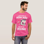 Ik wil gewoon Drink en mijn skunk liefhebber aaien T-shirt (Voorkant volledig)